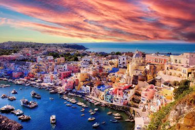 Panoramik köyünü balıkçı evlerin ve Corricella, Procida Island, İtalya klasik panoramik marina.
