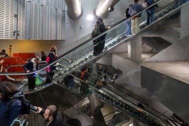 Napoli, İtalya - 21 Nisan 2023: Metro hattının Garibaldi istasyonunda birçok yürüyen merdiveni kullanarak 1 kişi girip çıkıyor.