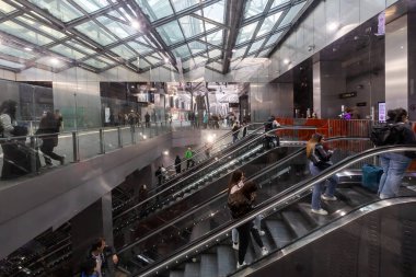 Napoli, İtalya - 21 Nisan 2023: Metro hattının Garibaldi istasyonunda birçok yürüyen merdiveni kullanarak 1 kişi girip çıkıyor.