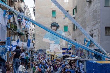 Napoli, İtalya - 5 Mayıs 2023: Napoli futbol takımının taraftarları İtalya 'nın sokakta kazandığı zaferi kutluyorlar. Öforik insanlar Maradona duvar resminin önündeki İspanyol konutlarına akın ediyor..