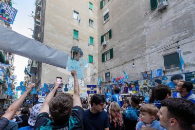 Napoli, İtalya - 5 Mayıs 2023: Napoli futbol takımının taraftarları İtalya 'nın sokakta kazandığı zaferi kutluyorlar. Öforik insanlar Maradona duvar resminin önündeki İspanyol konutlarına akın ediyor..