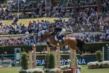 Roma, İtalya - 28 Mayıs 2023: ROME ROLEX GRAND PRIX 2023 Uluslararası Atlama, Piazza di Siena. İlk tur, at binicisi Jana Wargers (GER) yarışma sırasında oyun sahasında.