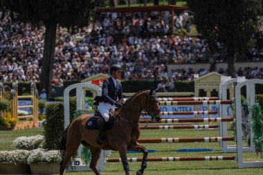 Roma, İtalya - 28 Mayıs 2023: ROME ROLEX GRAND PRIX 2023 Uluslararası Atlama, Piazza di Siena. İlk tur, at binicisi Ben Maher (GBR) yarışma sırasında oyun sahasında.