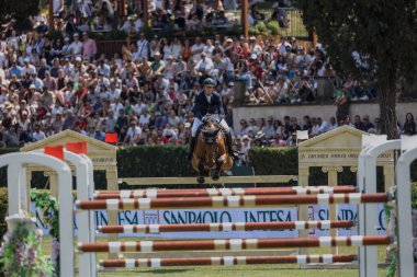 Roma, İtalya - 28 Mayıs 2023: ROME ROLEX GRAND PRIX 2023 Uluslararası Atlama, Piazza di Siena. İlk tur, at binicisi Ben Maher (GBR) yarışma sırasında oyun sahasında.