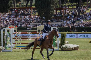 Roma, İtalya - 28 Mayıs 2023: ROME ROLEX GRAND PRIX 2023 Uluslararası Atlama, Piazza di Siena. İlk tur, at binicisi Ben Maher (GBR) yarışma sırasında oyun sahasında.