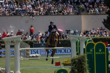 Roma, İtalya - 28 Mayıs 2023: ROME ROLEX GRAND PRIX 2023 Uluslararası Atlama, Piazza di Siena. İlk tur, at binicisi Ben Maher (GBR) yarışma sırasında oyun sahasında.
