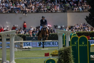 Roma, İtalya - 28 Mayıs 2023: ROME ROLEX GRAND PRIX 2023 Uluslararası Atlama, Piazza di Siena. İlk tur, at binicisi Ben Maher (GBR) yarışma sırasında oyun sahasında.