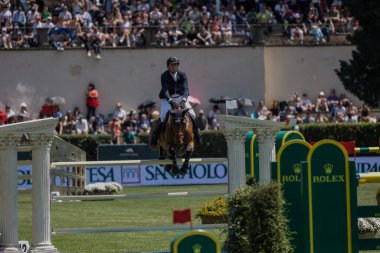 Roma, İtalya - 28 Mayıs 2023: ROME ROLEX GRAND PRIX 2023 Uluslararası Atlama, Piazza di Siena. İlk tur, at binicisi Ben Maher (GBR) yarışma sırasında oyun sahasında.