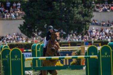 Roma, İtalya - 28 Mayıs 2023: ROME ROLEX GRAND PRIX 2023 Uluslararası Atlama, Piazza di Siena. İlk tur, at binicisi Ben Maher (GBR) yarışma sırasında oyun sahasında.