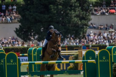 Roma, İtalya - 28 Mayıs 2023: ROME ROLEX GRAND PRIX 2023 Uluslararası Atlama, Piazza di Siena. İlk tur, at binicisi Ben Maher (GBR) yarışma sırasında oyun sahasında.