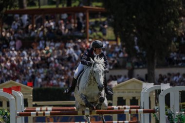 Roma, İtalya - 28 Mayıs 2023: ROME ROLEX GRAND PRIX 2023 Uluslararası Atlama, Piazza di Siena. İlk turda, at binicisi Gregory Cottard (FRA) yarışma sırasında oyun sahasında.