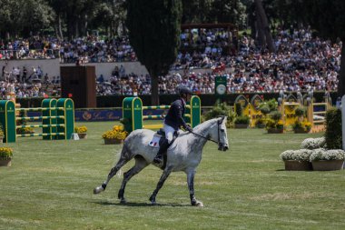 Roma, İtalya - 28 Mayıs 2023: ROME ROLEX GRAND PRIX 2023 Uluslararası Atlama, Piazza di Siena. İlk turda, at binicisi Gregory Cottard (FRA) yarışma sırasında oyun sahasında.