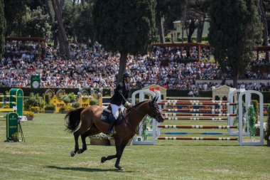 Roma, İtalya - 28 Mayıs 2023: ROME ROLEX GRAND PRIX 2023 Uluslararası Atlama, Piazza di Siena. İlk tur, yarışma sırasında at binicisi Richard Vogel (GER) oyun sahasında.