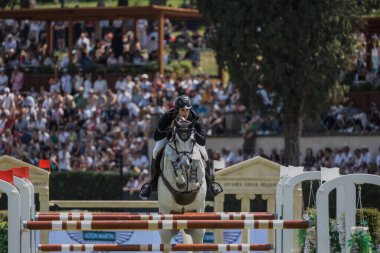 Roma, İtalya - 28 Mayıs 2023: ROME ROLEX GRAND PRIX 2023 Uluslararası Atlama, Piazza di Siena. İlk tur, at binicisi Eugenio Garza Perez (MEX) yarışma sırasında oyun sahasında.