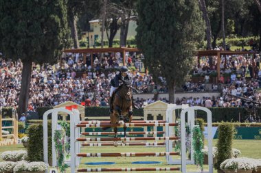 Roma, İtalya - 28 Mayıs 2023: ROME ROLEX GRAND PRIX 2023 Uluslararası Atlama, Piazza di Siena. İlk tur, at binicisi Tim Gredley (GBR) yarışma sırasında oyun sahasında.