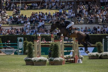 Roma, İtalya - 28 Mayıs 2023: ROME ROLEX GRAND PRIX 2023 Uluslararası Atlama, Piazza di Siena. İlk tur, at binicisi Tim Gredley (GBR) yarışma sırasında oyun sahasında.