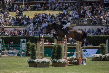 Roma, İtalya - 28 Mayıs 2023: ROME ROLEX GRAND PRIX 2023 Uluslararası Atlama, Piazza di Siena. İlk tur, at binicisi Tim Gredley (GBR) yarışma sırasında oyun sahasında.