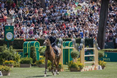 Roma, İtalya - 28 Mayıs 2023: ROME ROLEX GRAND PRIX 2023 Uluslararası Atlama, Piazza di Siena. İkinci tur, at binicisi Francesca Ciriesi (ITA) yarışma sırasında oyun sahasında hareket halinde.