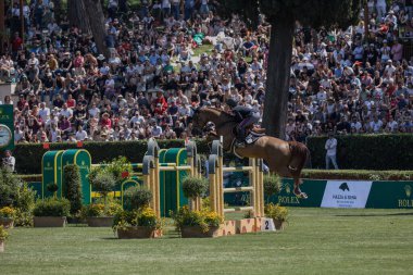 Roma, İtalya - 28 Mayıs 2023: ROME ROLEX GRAND PRIX 2023 Uluslararası Atlama, Piazza di Siena. İkinci tur, at binicisi Francesca Ciriesi (ITA) yarışma sırasında oyun sahasında hareket halinde.