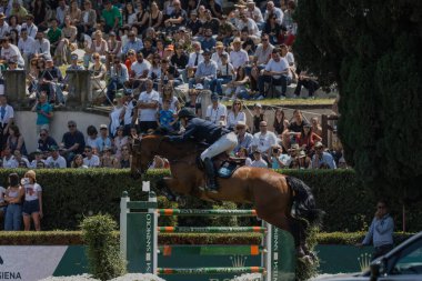 Roma, İtalya - 28 Mayıs 2023: ROME ROLEX GRAND PRIX 2023 Uluslararası Atlama, Piazza di Siena. İkinci tur, at binicisi Jens Fredricson (SWE) yarışma sırasında oyun sahasında.