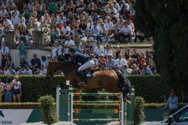 Roma, İtalya - 28 Mayıs 2023: ROME ROLEX GRAND PRIX 2023 Uluslararası Atlama, Piazza di Siena. İkinci tur, at binicisi Jens Fredricson (SWE) yarışma sırasında oyun sahasında.