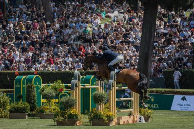 Roma, İtalya - 28 Mayıs 2023: ROME ROLEX GRAND PRIX 2023 Uluslararası Atlama, Piazza di Siena. İkinci tur, at binicisi Jens Fredricson (SWE) yarışma sırasında oyun sahasında.