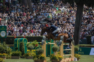 Roma, İtalya - 28 Mayıs 2023: ROME ROLEX GRAND PRIX 2023 Uluslararası Atlama, Piazza di Siena. İkinci tur, at binicisi Jens Fredricson (SWE) yarışma sırasında oyun sahasında.