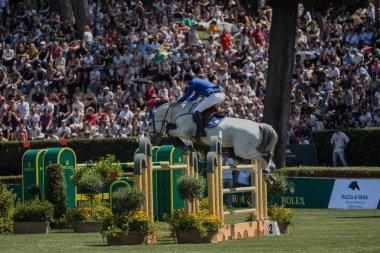 Roma, İtalya - 28 Mayıs 2023: ROME ROLEX GRAND PRIX 2023 Uluslararası Atlama, Piazza di Siena. İkinci tur, at binicisi Jur Vrieling (NED) yarışma sırasında oyun sahasında.