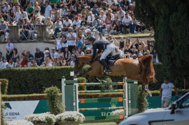 Roma, İtalya - 28 Mayıs 2023: ROME ROLEX GRAND PRIX 2023 Uluslararası Atlama, Piazza di Siena. İkinci raunt, at binicisi Andre Thieme (GER) yarışma sırasında oyun sahasında.
