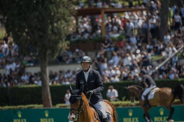 Roma, İtalya - 28 Mayıs 2023: ROME ROLEX GRAND PRIX 2023 Uluslararası Atlama, Piazza di Siena. İkinci raunt, at binicisi Andre Thieme (GER) yarışma sırasında oyun sahasında.