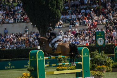 Roma, İtalya - 28 Mayıs 2023: ROME ROLEX GRAND PRIX 2023 Uluslararası Atlama, Piazza di Siena. İkinci tur, at binicisi Pieter Devos (BEL) yarışma sırasında oyun sahasında.