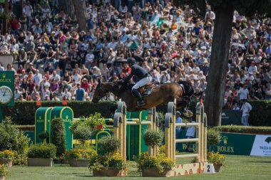 Roma, İtalya - 28 Mayıs 2023: ROME ROLEX GRAND PRIX 2023 Uluslararası Atlama, Piazza di Siena. İkinci tur, at binicisi Tim Gredley (GBR) yarışma sırasında oyun sahasında.