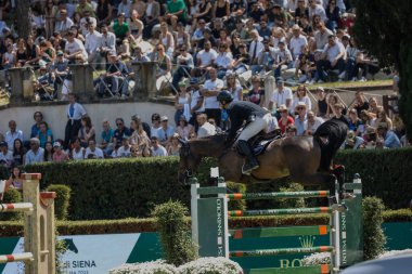 Roma, İtalya - 28 Mayıs 2023: ROME ROLEX GRAND PRIX 2023 Uluslararası Atlama, Piazza di Siena. İkinci tur, yarışma sırasında at binicisi Bryan Balsiger (SUI) oyun sahasında.
