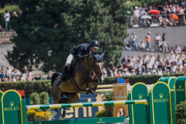 Roma, İtalya - 28 Mayıs 2023: ROME ROLEX GRAND PRIX 2023 Uluslararası Atlama, Piazza di Siena. İkinci tur, yarışma sırasında at binicisi Bryan Balsiger (SUI) oyun sahasında.