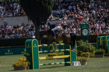 Roma, İtalya - 28 Mayıs 2023: ROME ROLEX GRAND PRIX 2023 Uluslararası Atlama, Piazza di Siena. İkinci tur, yarışma sırasında at binicisi Bryan Balsiger (SUI) oyun sahasında.