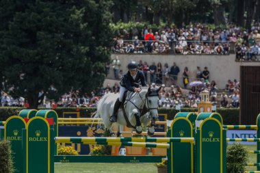 Roma, İtalya - 28 Mayıs 2023: ROME ROLEX GRAND PRIX 2023 Uluslararası Atlama, Piazza di Siena. İlk turda, at binicisi Matthew Sampson (GBR) yarışma sırasında oyun sahasında.