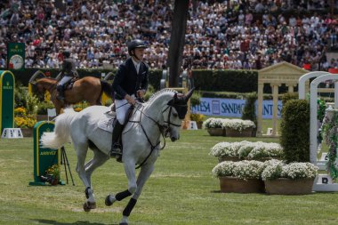 Roma, İtalya - 28 Mayıs 2023: ROME ROLEX GRAND PRIX 2023 Uluslararası Atlama, Piazza di Siena. İlk turda, at binicisi Matthew Sampson (GBR) yarışma sırasında oyun sahasında.