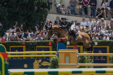 Roma, İtalya - 28 Mayıs 2023: ROME ROLEX GRAND PRIX 2023 Uluslararası Atlama, Piazza di Siena. İlk tur, at binicisi Daniel Bluman (ISR) yarışma sırasında oyun sahasında.