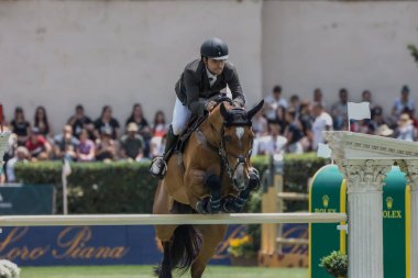 Roma, İtalya - 28 Mayıs 2023: ROME ROLEX GRAND PRIX 2023 Uluslararası Atlama, Piazza di Siena. İlk tur, at binicisi Daniel Bluman (ISR) yarışma sırasında oyun sahasında.