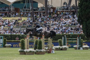 Roma, İtalya - 28 Mayıs 2023: ROME ROLEX GRAND PRIX 2023 Uluslararası Atlama, Piazza di Siena. İlk tur, at binicisi Kevin Jochems (NED) yarışma sırasında oyun sahasında.