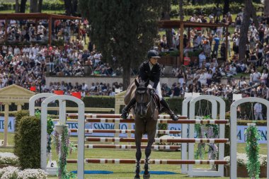 Roma, İtalya - 28 Mayıs 2023: ROME ROLEX GRAND PRIX 2023 Uluslararası Atlama, Piazza di Siena. İlk turda, at binicisi Kim Emmen (NED) yarışma sırasında oyun sahasında görev yapıyor.