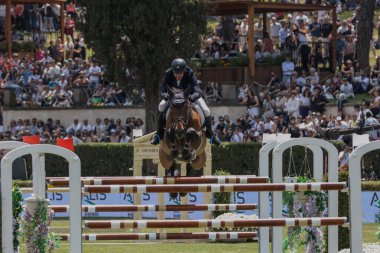 Roma, İtalya - 28 Mayıs 2023: ROME ROLEX GRAND PRIX 2023 Uluslararası Atlama, Piazza di Siena. İlk tur, at binicisi John Whitaker (GBR) yarışma sırasında oyun sahasında.