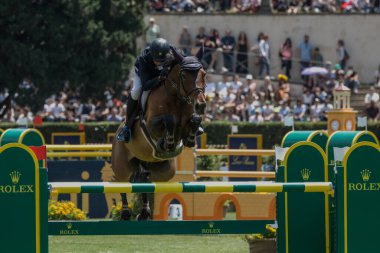 Roma, İtalya - 28 Mayıs 2023: ROME ROLEX GRAND PRIX 2023 Uluslararası Atlama, Piazza di Siena. İlk tur, at binicisi John Whitaker (GBR) yarışma sırasında oyun sahasında.