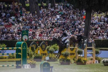 Roma, İtalya - 28 Mayıs 2023: ROME ROLEX GRAND PRIX 2023 Uluslararası Atlama, Piazza di Siena. İlk tur, at binicisi Jessica Burke (IRL) yarışma sırasında oyun sahasında.