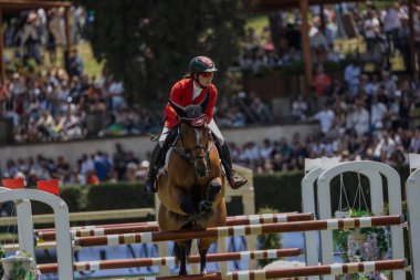 Roma, İtalya - 28 Mayıs 2023: ROME ROLEX GRAND PRIX 2023 Uluslararası Atlama, Piazza di Siena. İlk turda, at binicisi Jorne Sprehe (GER) yarışma sırasında oyun sahasında.