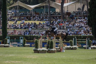 Roma, İtalya - 28 Mayıs 2023: ROME ROLEX GRAND PRIX 2023 Uluslararası Atlama, Piazza di Siena. İlk tur, at binicisi Bryan Balsiger (SUI) yarışma sırasında oyun sahasında.