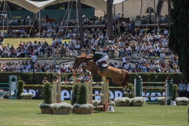 Roma, İtalya - 28 Mayıs 2023: ROME ROLEX GRAND PRIX 2023 Uluslararası Atlama, Piazza di Siena. İlk tur, yarışma sırasında at binicisi Pedro Veniss (BRA) oyun sahasında.