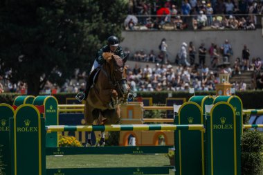 Roma, İtalya - 28 Mayıs 2023: ROME ROLEX GRAND PRIX 2023 Uluslararası Atlama, Piazza di Siena. İlk tur, yarışma sırasında at binicisi Pedro Veniss (BRA) oyun sahasında.