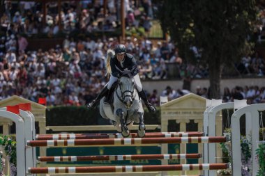 Roma, İtalya - 28 Mayıs 2023: ROME ROLEX GRAND PRIX 2023 Uluslararası Atlama, Piazza di Siena. İlk tur, yarışma sırasında at binicisi Michael G Duffy (IRL) oyun sahasında.