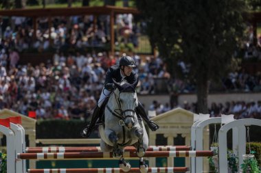 Roma, İtalya - 28 Mayıs 2023: ROME ROLEX GRAND PRIX 2023 Uluslararası Atlama, Piazza di Siena. İlk tur, yarışma sırasında at binicisi Michael G Duffy (IRL) oyun sahasında.